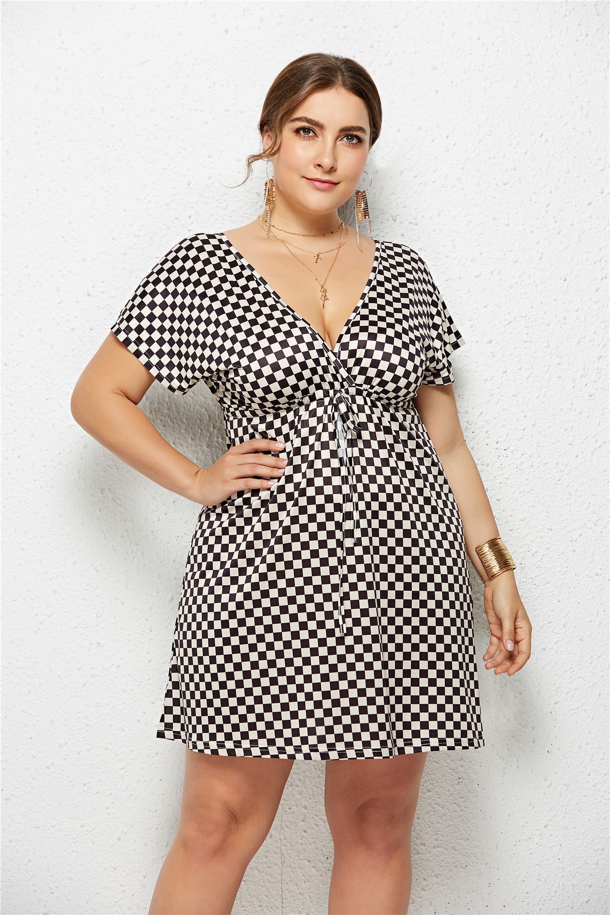 Robe à décolleté en V imprimée avec taille élastique, style élégant et fluide, par Boutique Angenor.
