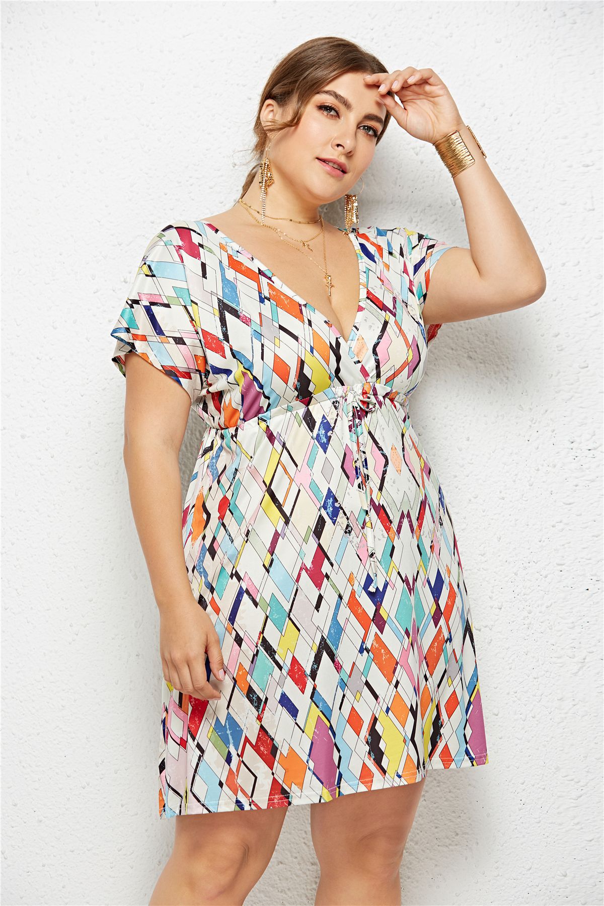 Robe profonde à décolleté en V avec taille élastique, design imprimé, de la marque Boutique Angenor, portée élégante et féminine.
