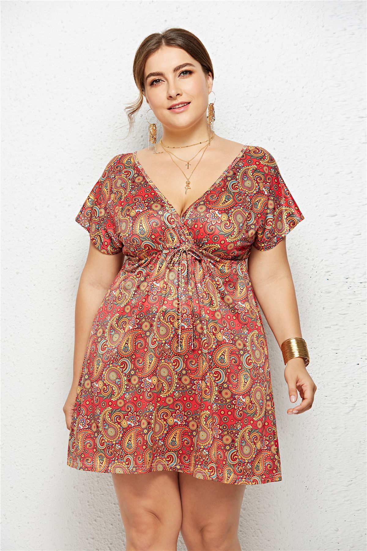 Robe à manches longues avec décolleté en V profond et taille élastique, tissu imprimé coloré, par Boutique Angenor.