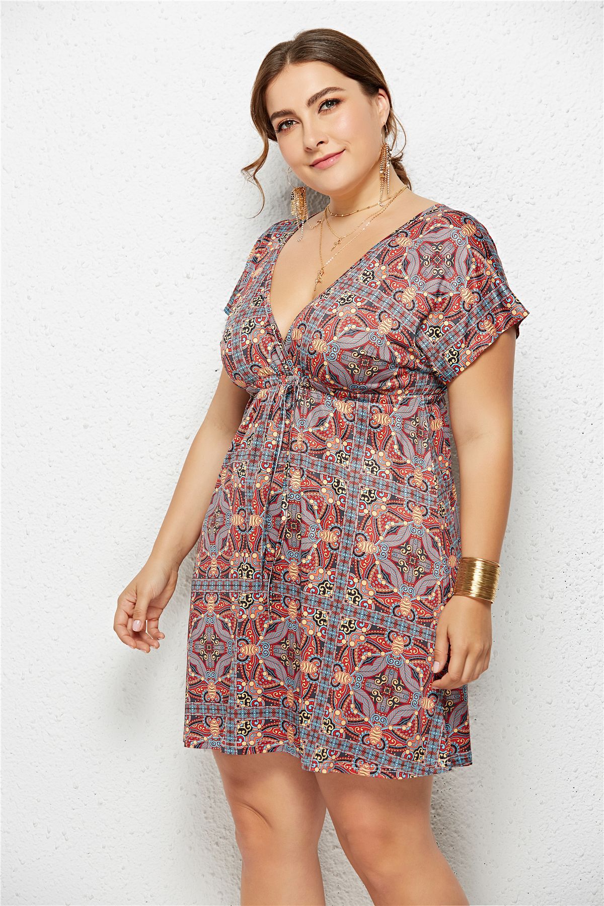 Robe à décolleté en V imprimée avec taille élastique, robe élégante de Boutique Angenor, visible en image.