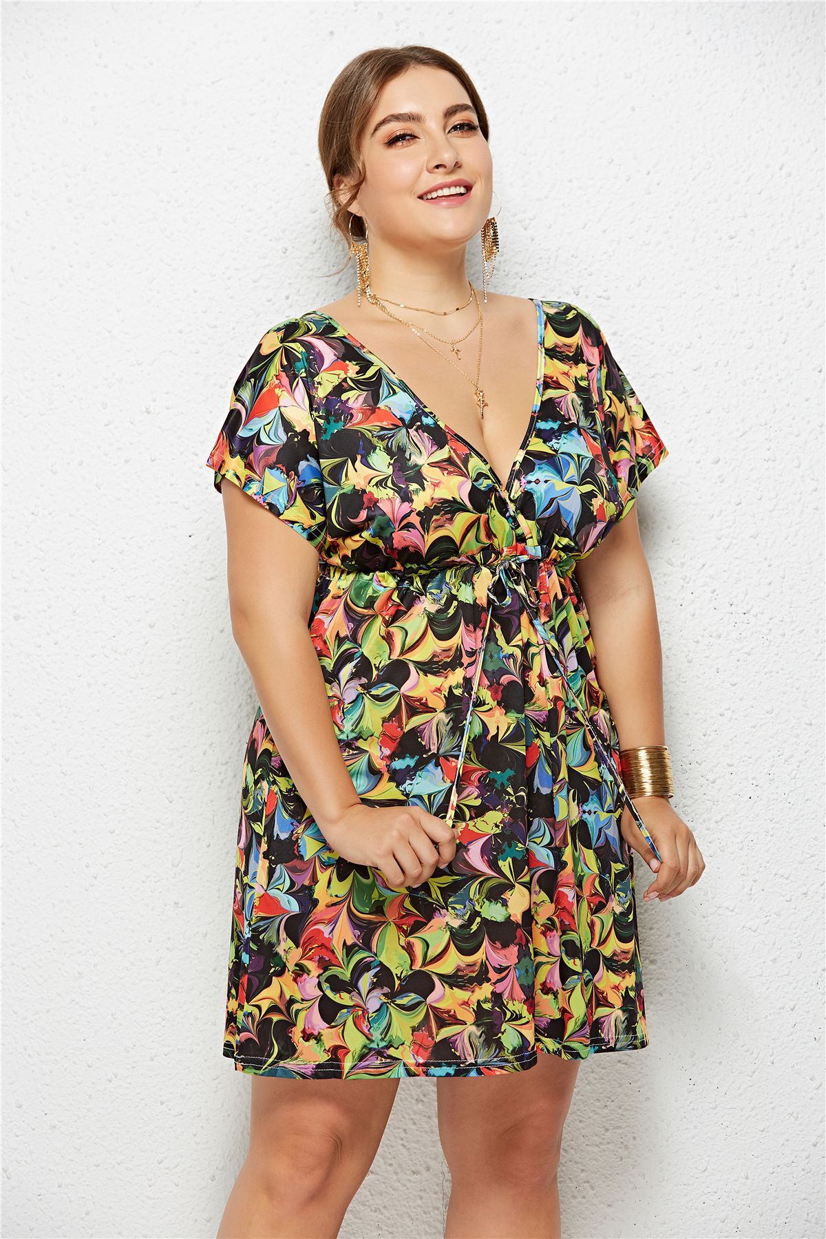 Robe imprimée à décolleté en V profond et taille élastique, Boutique Angenor, vue de face avec motif floral coloré.