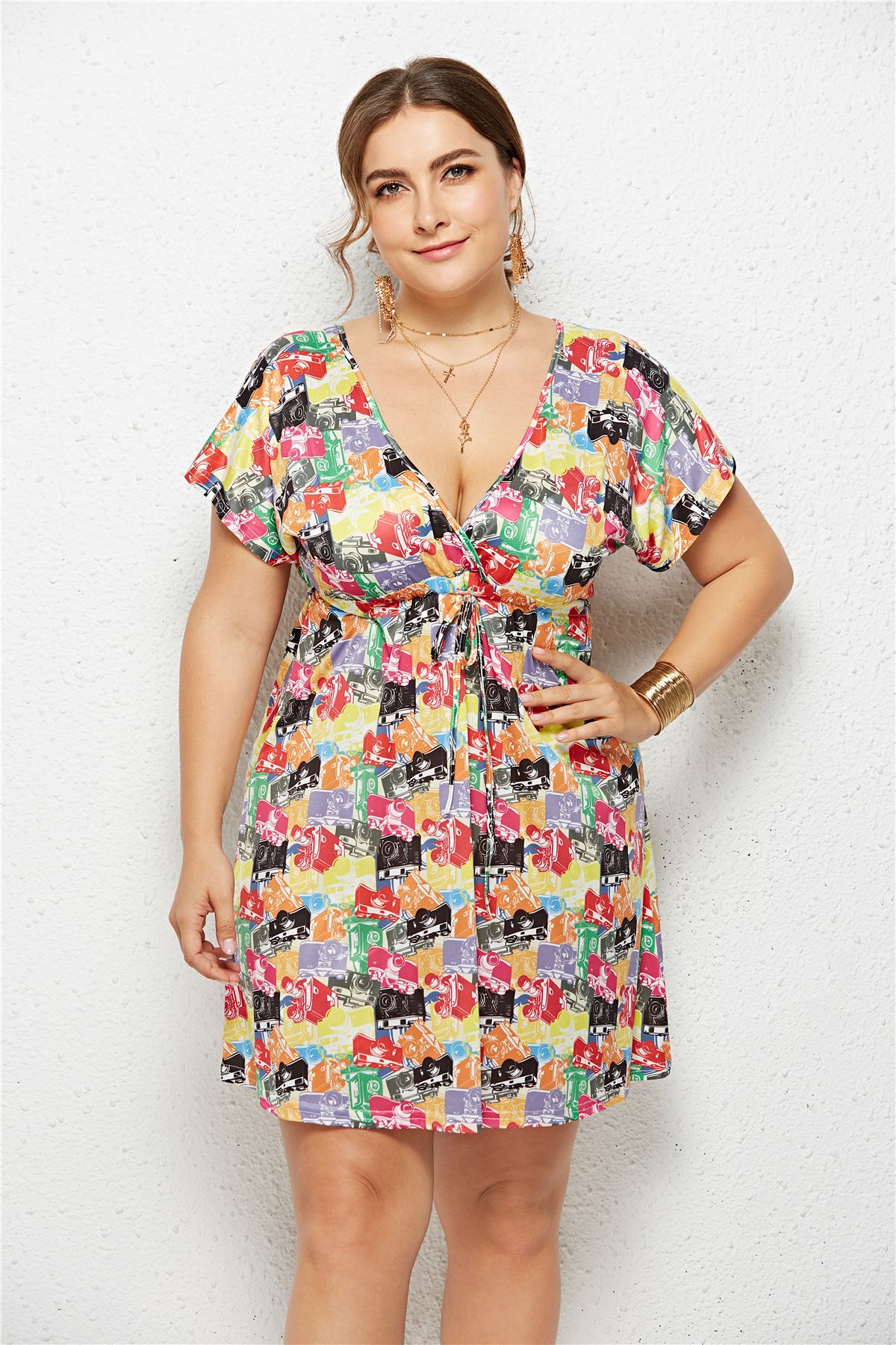 Robe à encolure en V profonde imprimée avec taille élastique, élégante robe Boutique Angenor pour femme, vue de face.