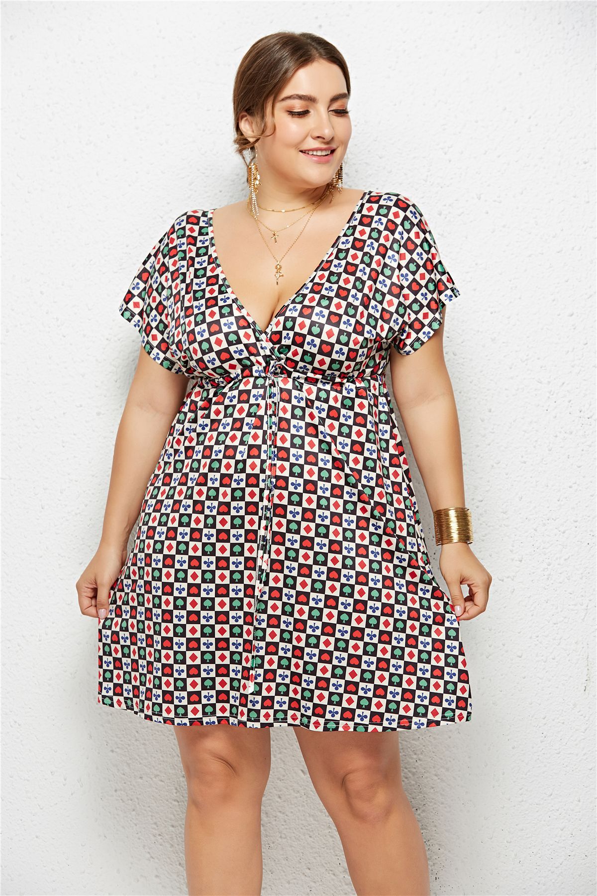 Robe à décolleté en V imprimée avec taille élastique, style élégant, de la marque Boutique Angenor.