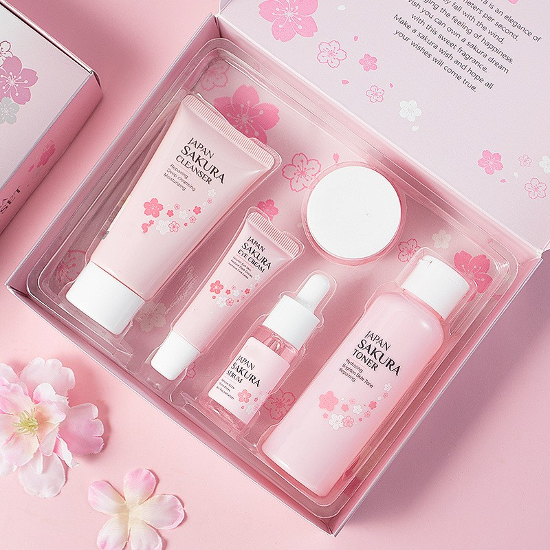 Crème hydratante visage de la trousse de soins de la peau Boutique Angenor, texture douce et crème pour le visage.