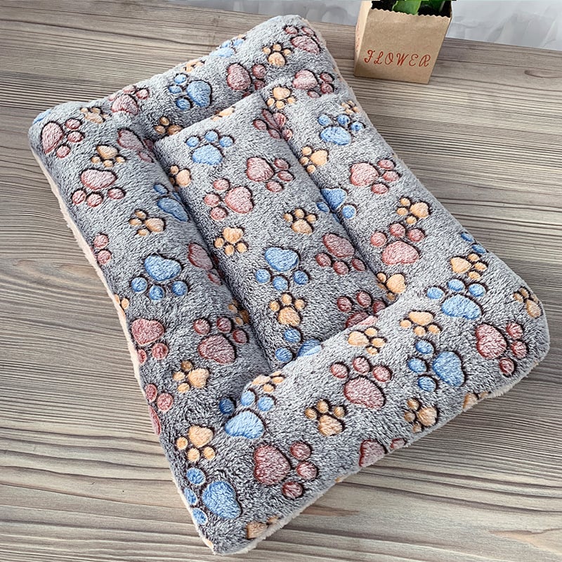 Tapis de sommeil chaud pour animaux d'hiver de la marque Boutique Angenor, douillet et isolant pour le confort de votre animal.