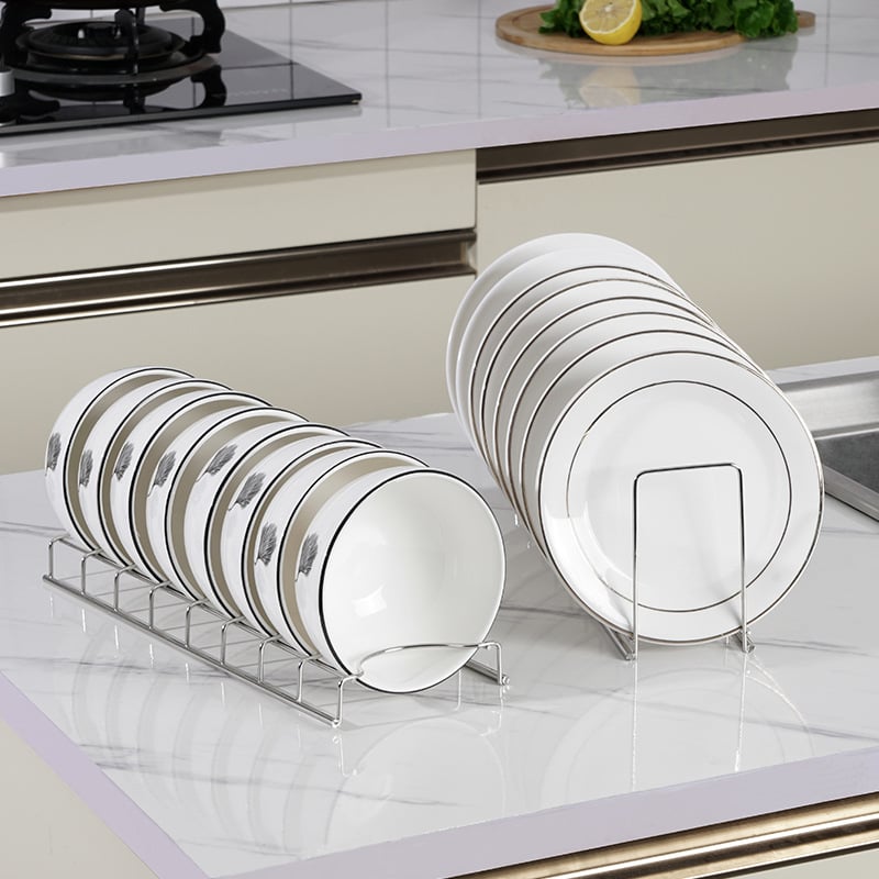 Étagère à vaisselle en acier inoxydable de la marque Boutique Angenor, avec compartiments pour assiettes et ustensiles.