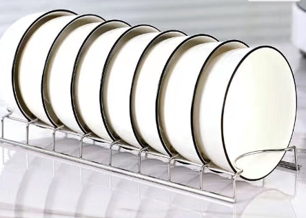 Égouttoir à vaisselle en acier inoxydable de Boutique Angenor, avec compartiments pour assiettes et ustensiles.