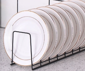 Étagère à vaisselle en acier inoxydable de la marque Boutique Angenor, avec espace pour assiettes et ustensiles.