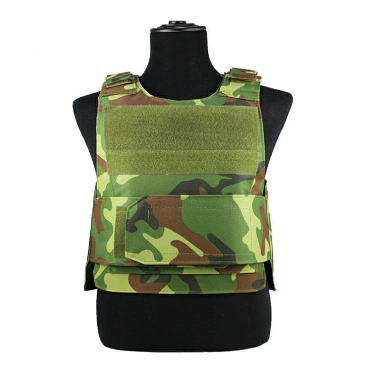 Gilet tactique extérieur Boutique Angenor beige avec poches multiples et fermeture éclair, porté en situation outdoor.