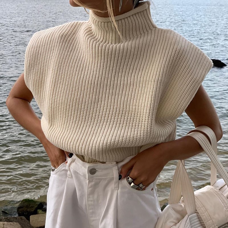 Pull court à col montant pour femmes, haut en laine de la marque Boutique Angenor, manches courtes et coupe élégante.