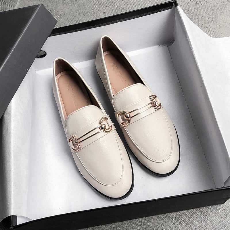 Chaussures plates pour femmes britanniques Boutique Angenor, modèle One-Foot Love, en cuir noir, vue de face.