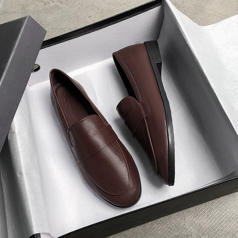 Chaussures plates pour femmes Boutique Angenor, modèle British One-Foot Love, en cuir noir, vue de face.