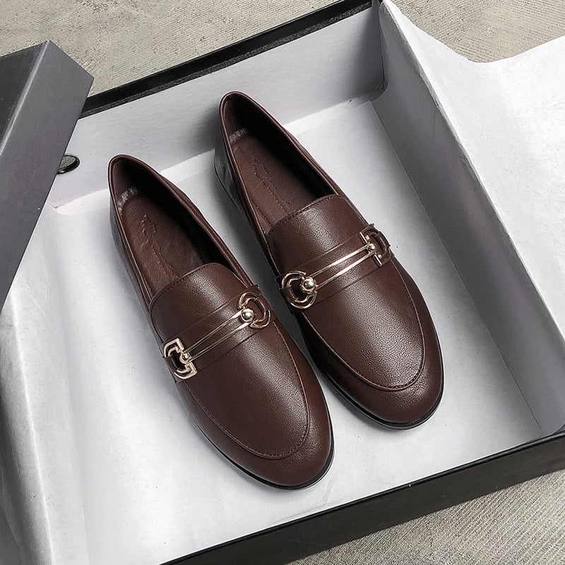Chaussures plates pour femmes de style britannique, boutique Angenor, en cuir noir avec finition élégante.