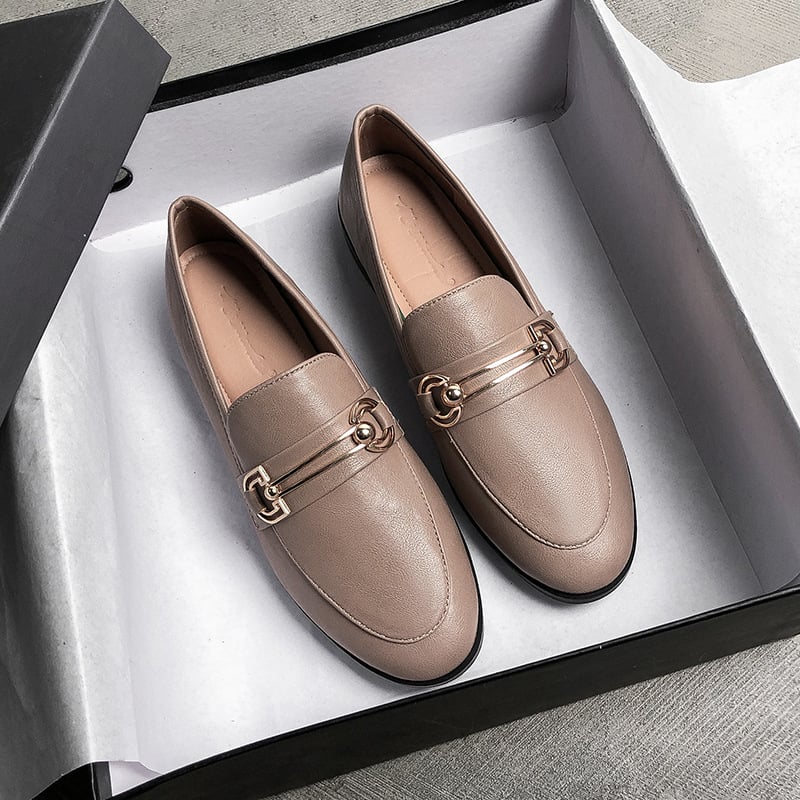 Chaussures plates pour femmes de la marque Boutique Angenor, modèle British One-Foot Love, en cuir noir.