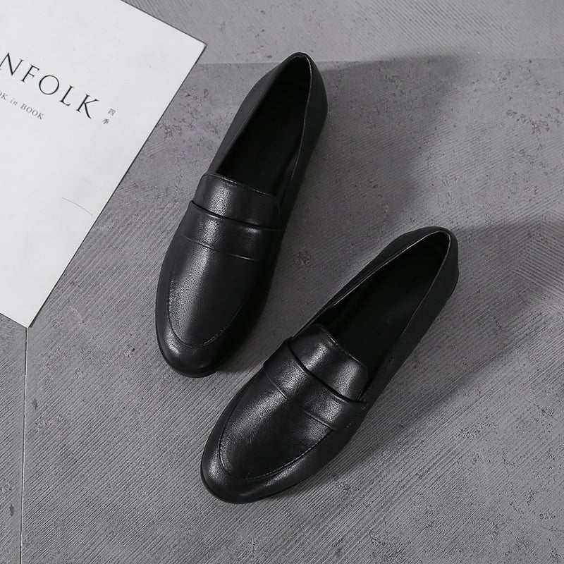 Chaussures plates pour femmes de style britannique, modèle Love Flat Shoes de Boutique Angenor, en cuir noir.