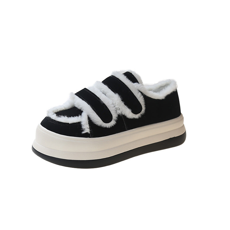 Chaussures en éponge épaissie et en molleton chaud de la marque Boutique Angenor, vues de face, confortables et douillettes.
