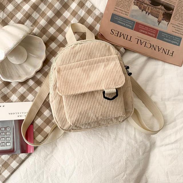 Mini sac à dos en velours côtelé pour femmes de la marque Boutique Angenor, avec poignet et compartiments visibles.