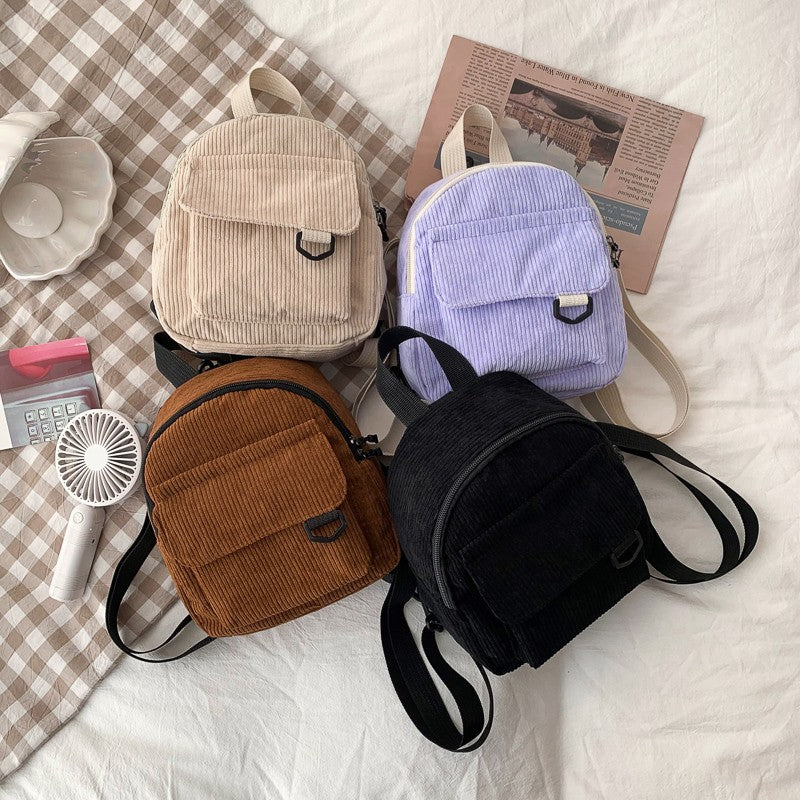 Mini sac à dos en velours côtelé pour femmes de la marque Boutique Angenor, avec poches et bandoulière réglable.