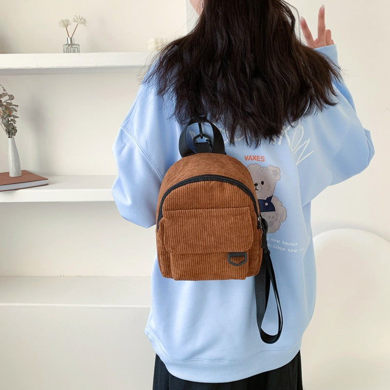 Mini sac à dos en velours côtelé pour femmes de la marque Boutique Angenor, vue de face avec poignées et fermeture.