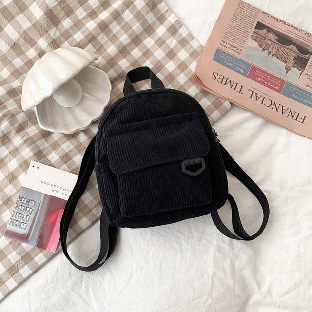Mini sac à dos en velours côtelé pour femmes de la marque Boutique Angenor, vue de face avec détails du design.
