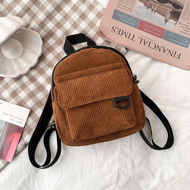 Sac à dos mini en velours côtelé pour femmes de la marque Boutique Angenor, avec poches et bretelles ajustables visibles.