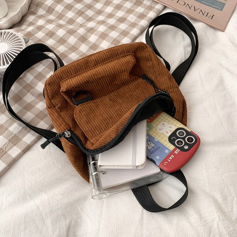 Sac à dos mini en velours côtelé pour femmes de la marque Boutique Angenor, avec poches et bandoulière ajustable.