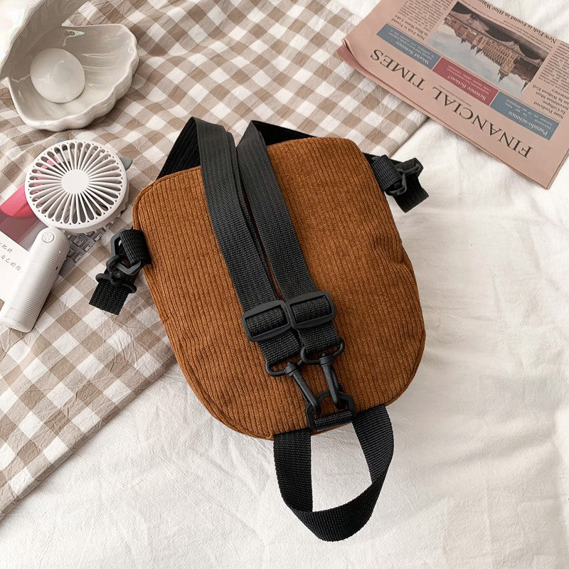 Sac à dos mini en velours côtelé pour femmes, de la marque Boutique Angenor, avec poches et bretelles ajustables.