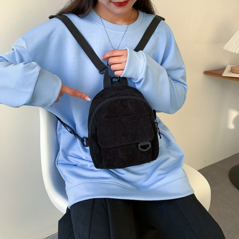 Mini sac à dos en velours côtelé pour femmes de la marque Boutique Angenor, avec poches et bretelles ajustables.
