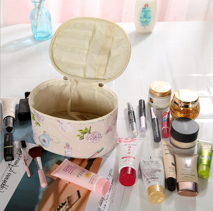 Sac de rangement cosmétique portable pour femmes, grande capacité, par Boutique Angenor, avec plusieurs compartiments visibles.