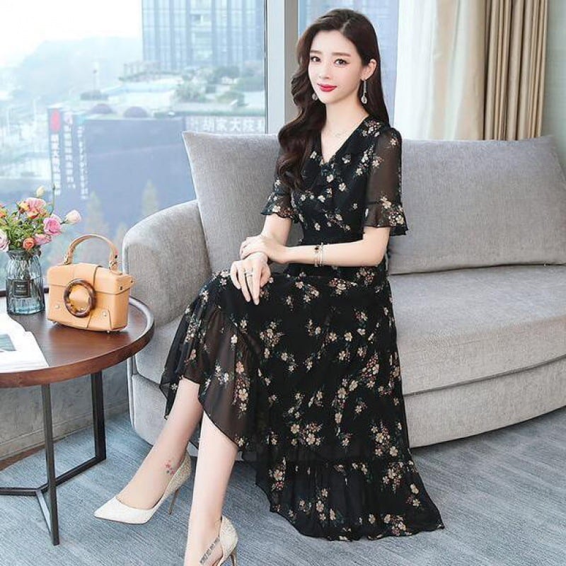 Robe longue en chiffon floral de mi-longueur pour couverture du ventre, par Boutique Angenor, avec motif floral élégant.