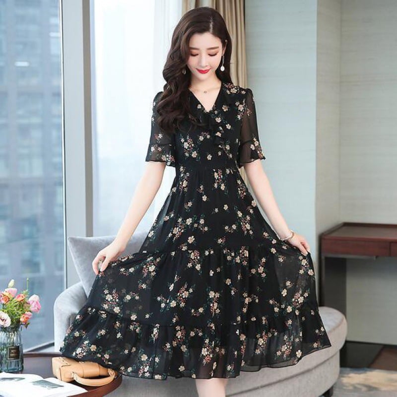 Robe longue mi-longue en chiffon floral pour femme, couvrance du ventre, par Boutique Angenor, tissu léger et élégant.