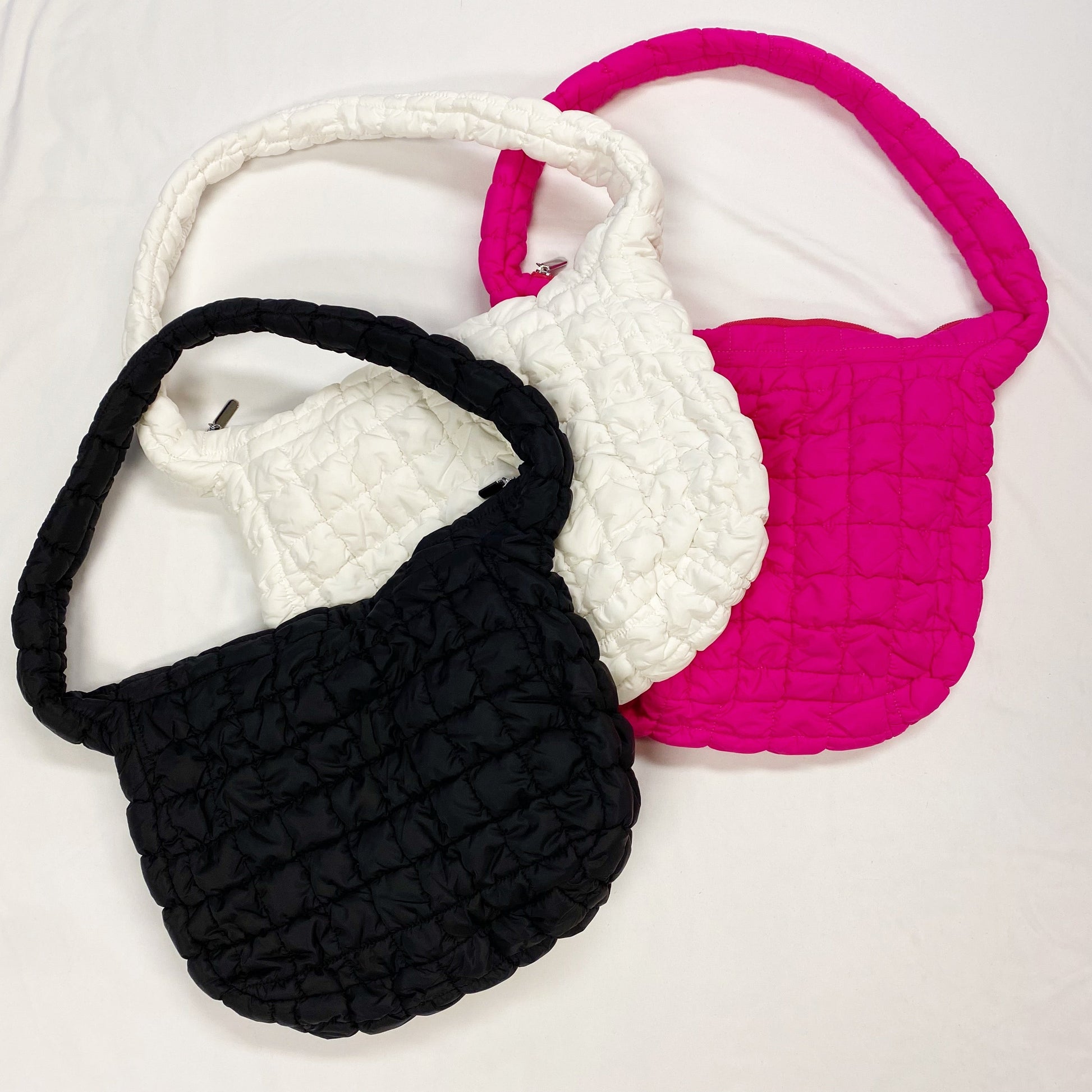 Sac à bandoulière matelassé Carry All de Boutique Angenor, design pratique et élégant avec compartiments multiples.