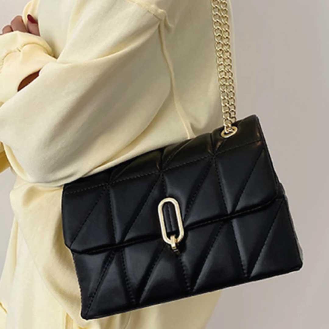 Sac à bandoulière Karah de Boutique Angenor, en cuir marron avec poignées en métal et compartiments spacieux.