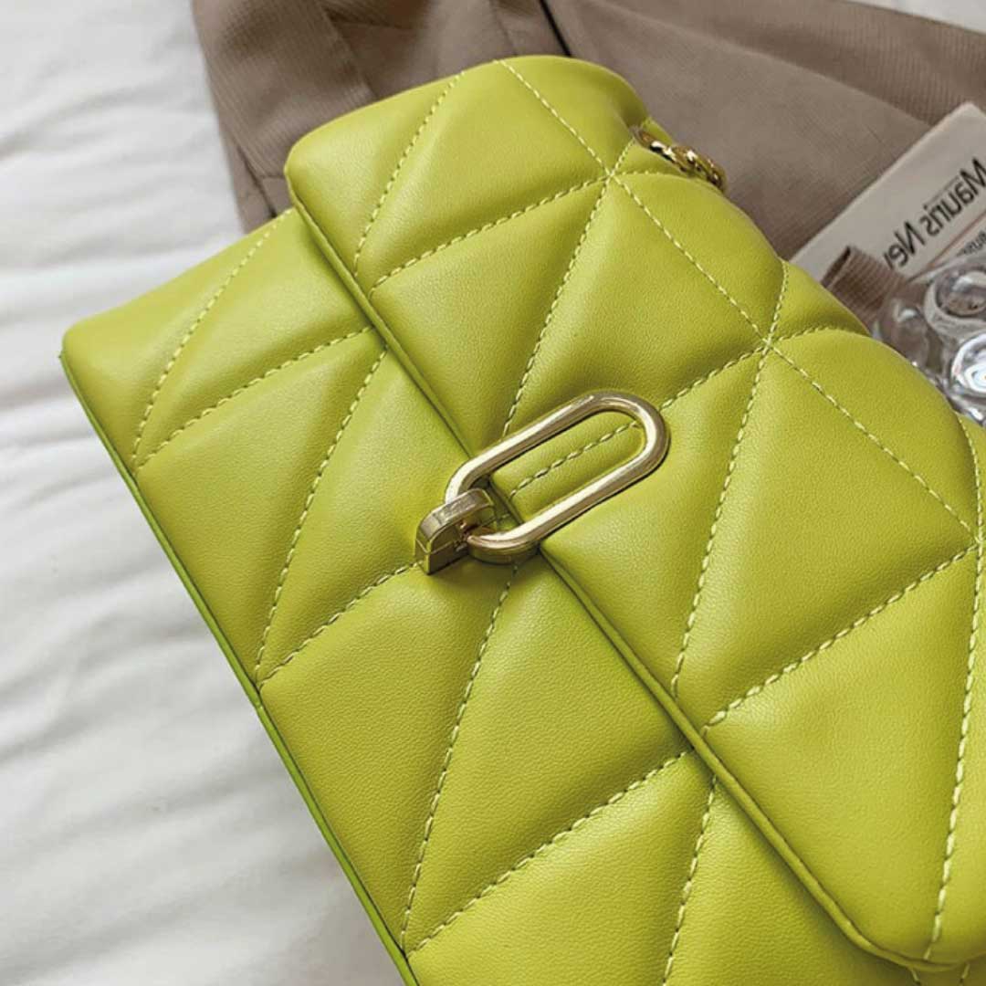 Sac à épaule Karah de Boutique Angenor, sac en cuir noir avec bandoulière ajustable, design élégant et pratique.