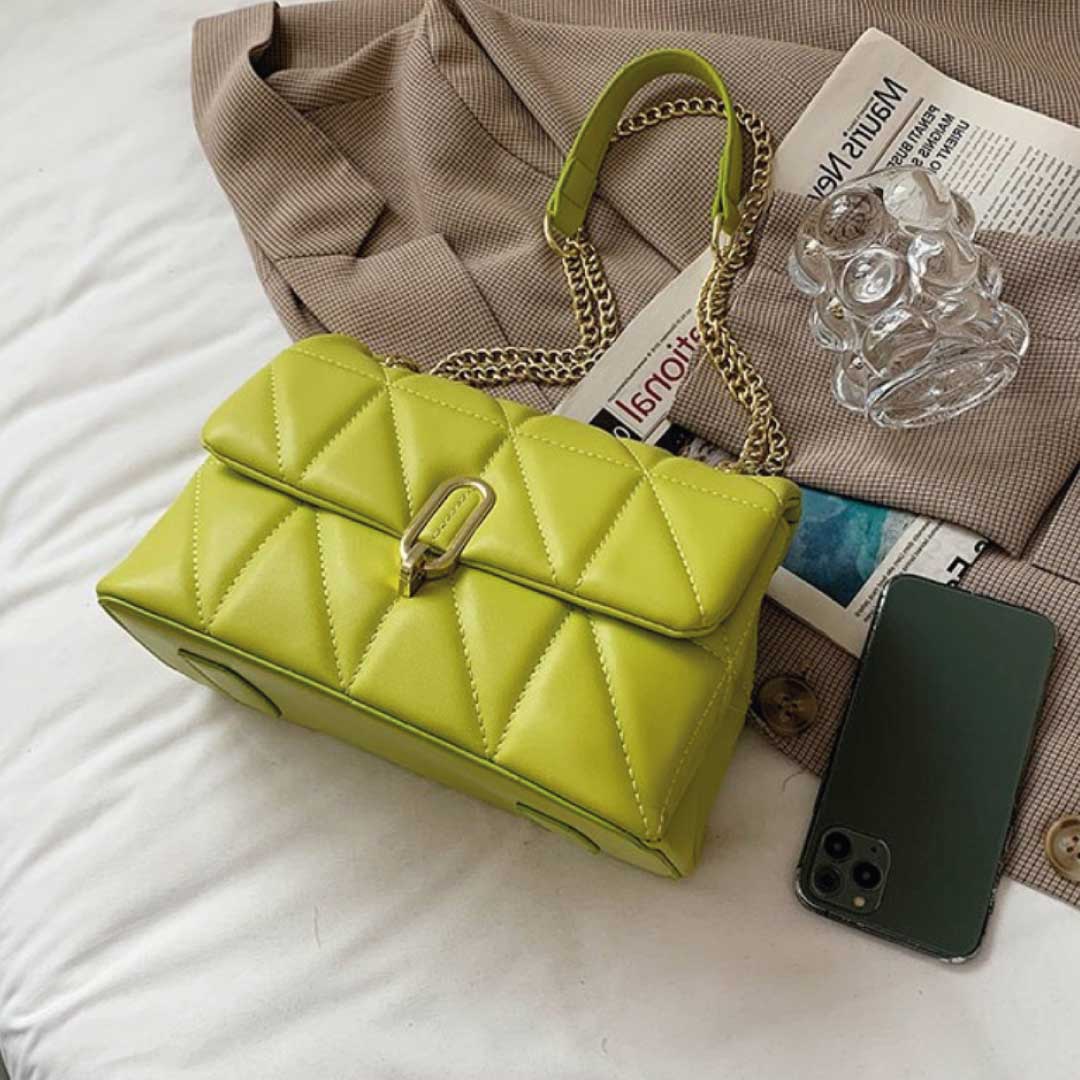 Sac à bandoulière Karah de Boutique Angenor, sac à main élégant en cuir avec bandoulière ajustable, vue de l'avant.