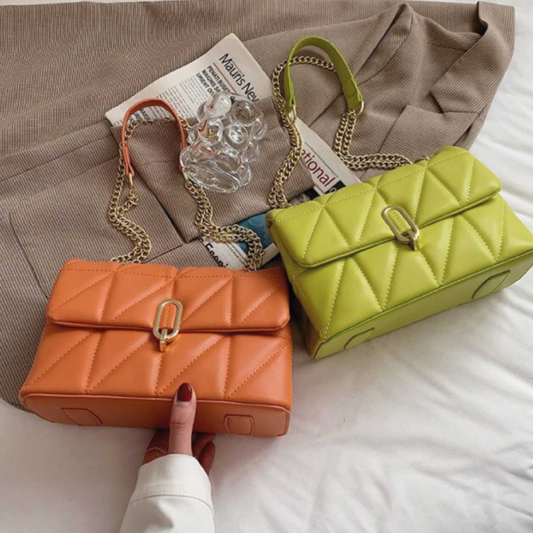 Sac à épaule Karah de Boutique Angenor, en cuir beige avec bandoulière réglable et détails élégants.