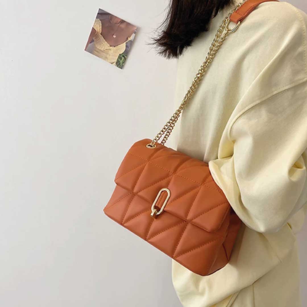Sac à épaule Karah de la marque Boutique Angenor, en cuir noir avec détails élégants, visible avec bandoulière ajustable.