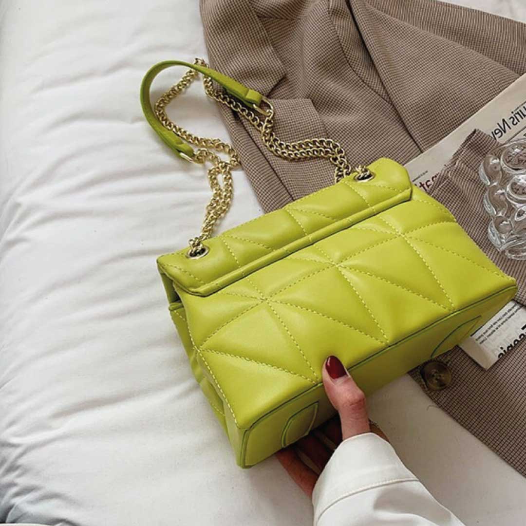 Sac à épaule Karah de Boutique Angenor, en cuir beige avec bandoulière, vue de face sur fond blanc.