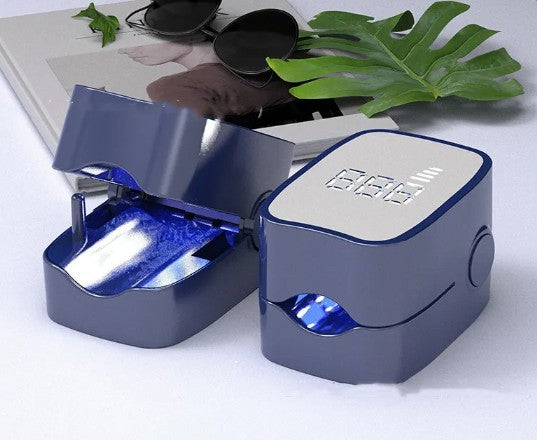 Appareil LED laser pour ongles antifongiques de la marque Boutique Angenor, montrant le dispositif portable pour traiter les ongles.