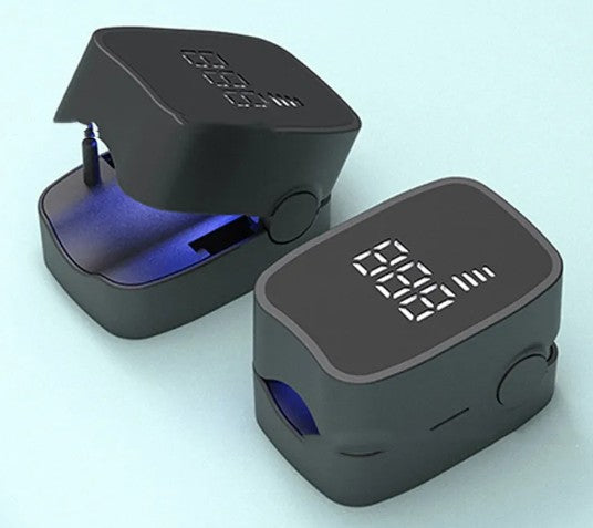 Dispositif laser LED pour traiter la mycose des ongles de la marque Boutique Angenor, montrant le appareil en action sur un ongle.