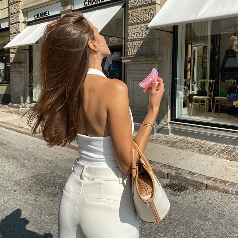Gilet court halter avec nombril exposé, style vestimentaire tendance de Boutique Angenor, porté sur un mannequin blanc.