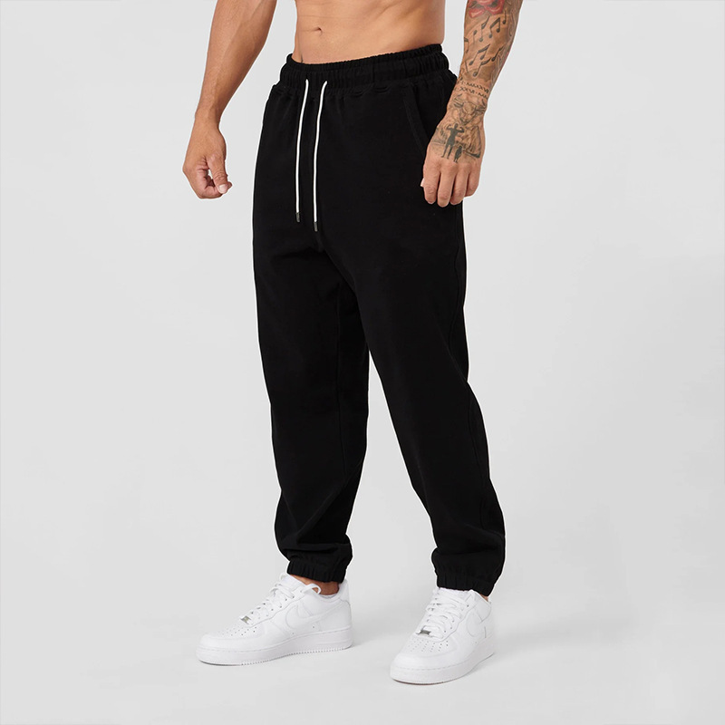 Pantalons de survêtement Track Sweatpants de Boutique Angenor, coupe décontractée en coton gris avec bande latérale blanche.