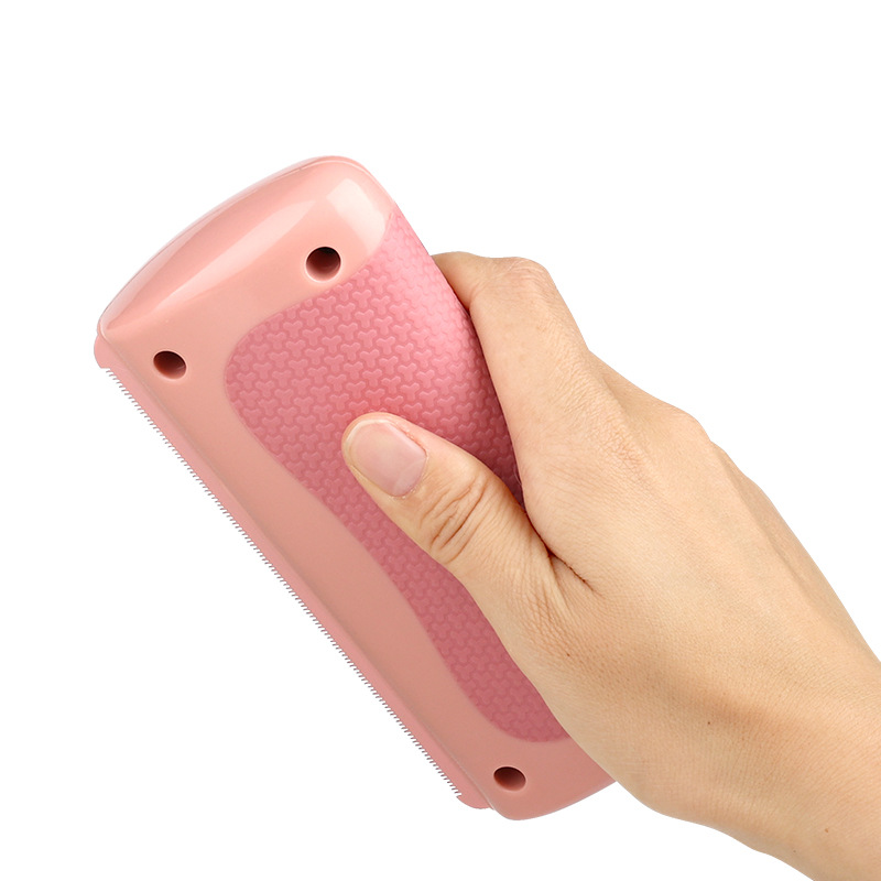 Peigne de toilettage pour animaux de compagnie de la marque Boutique Angenor, montrant les dents du peigne pour le grooming.