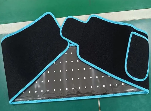 Ceinture de thérapie à infrarouge LED de la marque Boutique Angenor, montrant la bande de traitement souple et lumineuse.