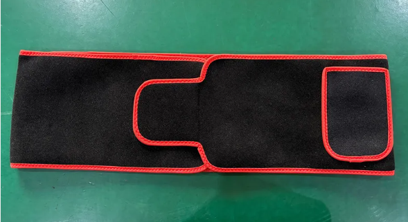 Ce dispositif de thérapie par ceinture infrarouge LED Boutique Angenor, montre la ceinture noire avec lumières infrarouges.