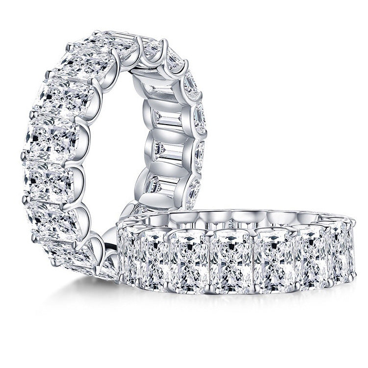 Bague en argent sterling avec simulant de diamant haute teneur en carbone, bijoux élégants et sophistiqués.