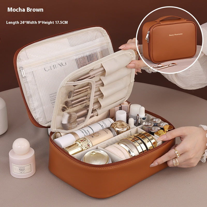 Sac de rangement cosmétique multifonctionnel de grande capacité de la marque Boutique Angenor, avec compartiments visibles.