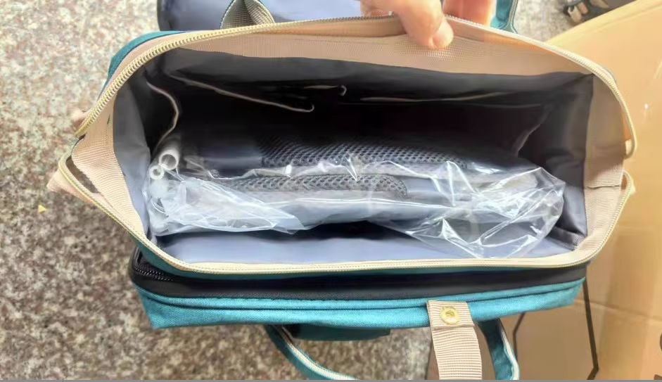 Grand sac à langer pour maman de grande capacité, Boutique Angenor, avec plusieurs poches et compartiments pour accessoires.
