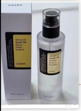 Crème hydratante Snail Revive de Boutique Angenor dans un pot blanc avec étiquette, texture crémeuse visible.