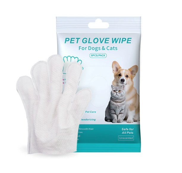 Gants et lingettes de nettoyage pour animaux de compagnie Boutique Angenor, mains portant des gants de toilettage et des lingettes.
